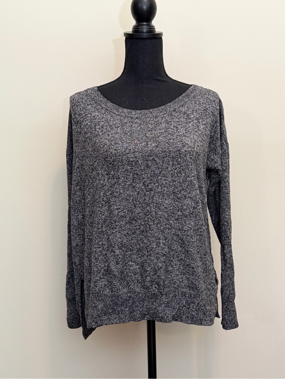 GAP Charcoal Gray Long-Sleeve Womens M‎ Lightweight Sweater Crew Minimalist Wool